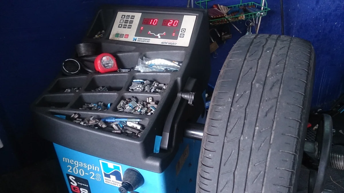 Roue installée sur une équilibreuse électronique pour le contrôle de l’ensemble pneu et jante
